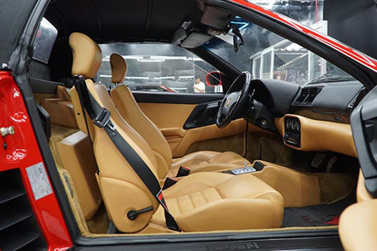 Xe được trang bị hộp số tự động F1 6 cấp, chế độ lái (Sport), bật/tắt ESP, lock cửa, công tác đèn pha, chỉnh điều hoà tự động,... đều được bố trí ngay bảng điều khiển trung tâm rất thuận tay khi sử dụng.