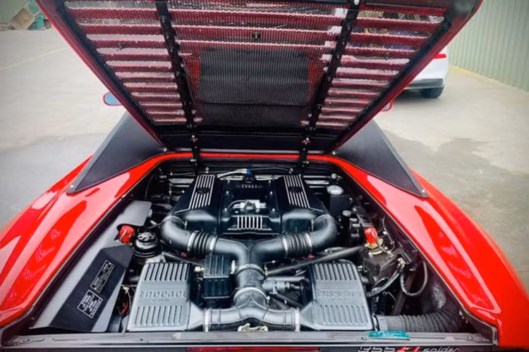 Là mẫu xe cổ, nhưng siêu xe mui trần Ferrari F355 Spider chỉ mất khoảng thời gian 4,7 giây đã có thể tăng tốc từ vị trí xuất phát lên 100 km/h trước khi đạt vận tốc tối đa 295 km/h. Các con số này đều là hàng đỉnh trong thập niên 90. 