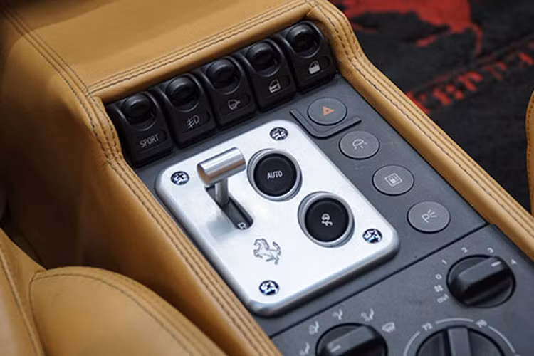 Siêu xe cổ Ferrari F355 Spider độc nhất Việt Nam của ông Đặng Lê Nguyên Vũ sở hữu khối động cơ V8, dung tích 3.5 lít đình đám trong những năm 1995. "Trái tim" này sản sinh công suất tối đa 375 mã lực tại vòng tua máy 8.250 vòng/phút và mô-men xoắn cực đại 363 Nm tại vòng tua 6.000 vòng/phút.