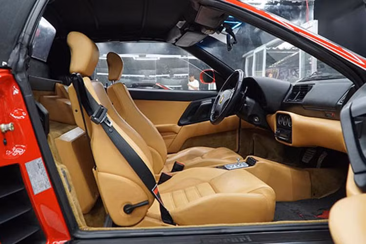 Xe được trang bị hộp số tự động F1 6 cấp, chế độ lái (Sport), bật/tắt ESP, lock cửa, công tác đèn pha, chỉnh điều hoà tự động,... đều được bố trí ngay bảng điều khiển trung tâm rất thuận tay khi sử dụng.