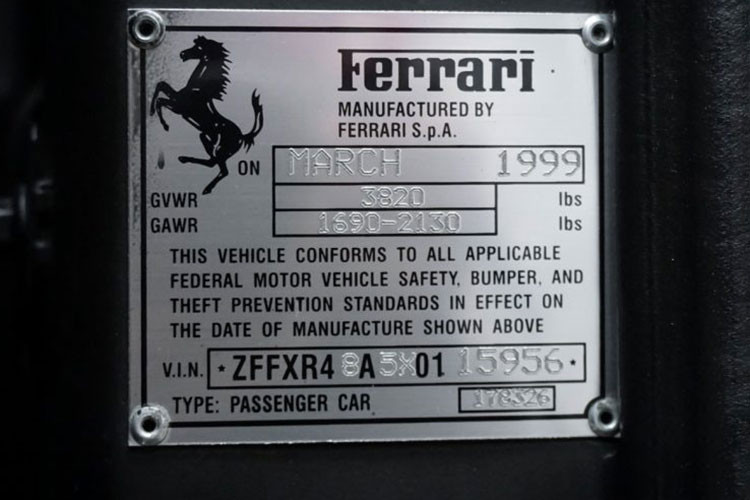 Ngoài màu sơn đỏ Rosso Corsa truyền thống, chiếc siêu xe Ferrari F355 Spider của Đặng Lê Nguyên Vũ còn có phần mui xếp mềm màu đen, mâm sơn màu bạc hay điểm thú vị nhất chính là đèn pha có thể thò lên hoặc thụt xuống khá lạ mắt (trong ảnh là số vin và năm sản xuất của xe).