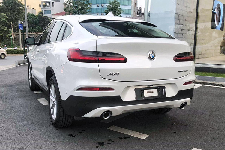 Theo các nhân viên bán hàng tại đại lý BMW chính hãng cho hay, những chiếc BMW X4 sắp mở bán tại Việt Nam sẽ đi kèm gói ngoại thất xLine. Hệ thống chiếu sáng LED thích ứng (Adaptive LED). Những đèn khác như định vị, sương mù, xi-nhan và đèn hậu đều sử dụng công nghệ LED.