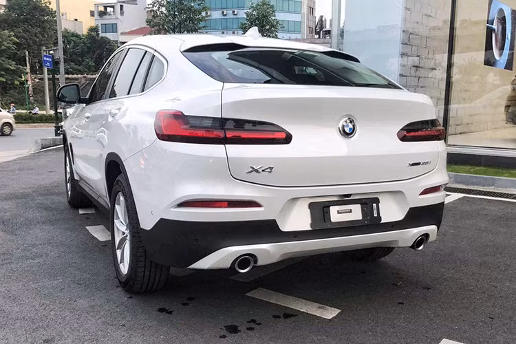 Theo các nhân viên bán hàng tại đại lý BMW chính hãng cho hay, những chiếc BMW X4 sắp mở bán tại Việt Nam sẽ đi kèm gói ngoại thất xLine. Hệ thống chiếu sáng LED thích ứng (Adaptive LED). Những đèn khác như định vị, sương mù, xi-nhan và đèn hậu đều sử dụng công nghệ LED.