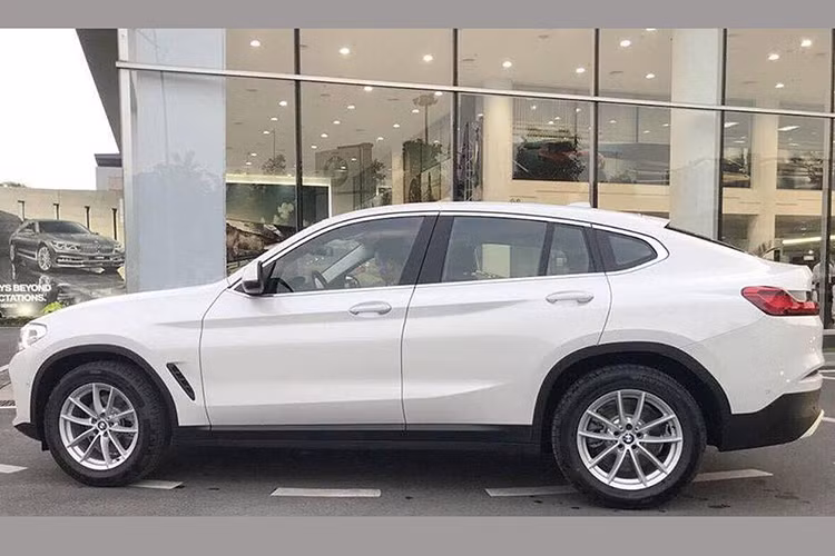 Được giới thiệu tại triển lãm Geneva Motor Show 2018, BMW X4 2019 sẽ có kích thước to hơn, với chiều dài tăng 760 mm, 380 mm vào bề rộng, trục cơ sở thêm 50 mm nhưng lại nhẹ hơn 50 kg. Ngoài ra, chiều cao vẫn thấp hơn 2,5 mm, trọng tâm được đặt thấp, tỷ lệ phân phối trọng lượng 50:50 giúp xe vận hành tối ưu.