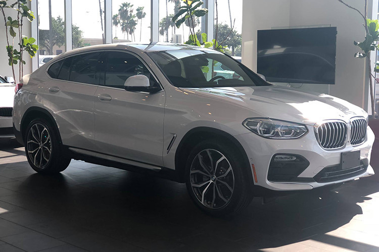 BMW X4 là đối thủ cạnh tranh trực tiếp Mercedes-Benz GLC Coupe. GLC 300 4MATIC Coupe tại Việt Nam được nhập khẩu từ châu Âu, giá 2,949 tỷ đồng. Mức giá này xấp xỉ giá mẫu BMW X4 xDrive20i xLine mà nhà phân phối THACO sắp bán ra thị trường.