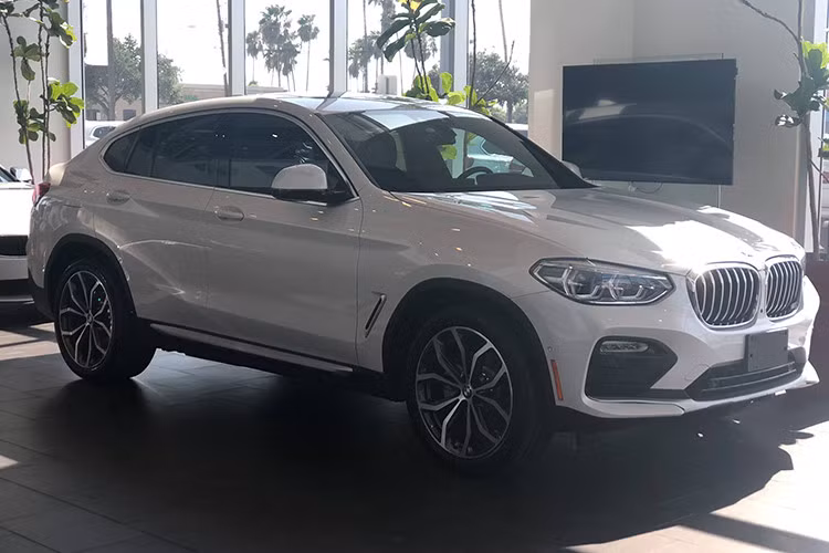 BMW X4 là đối thủ cạnh tranh trực tiếp Mercedes-Benz GLC Coupe. GLC 300 4MATIC Coupe tại Việt Nam được nhập khẩu từ châu Âu, giá 2,949 tỷ đồng. Mức giá này xấp xỉ giá mẫu BMW X4 xDrive20i xLine mà nhà phân phối THACO sắp bán ra thị trường.
