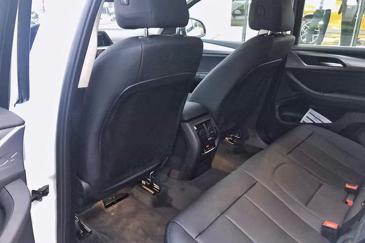 Công nghệ an toàn cho mẫu xe BMW X4 thế hệ mới này ngoài những tính năng cơ bản như ABS hay cân bằng điện tử còn có hỗ trợ vào cua, kiểm soát hành trình chủ động, cảm biến xung quanh với hệ thống hỗ trợ đỗ xe, cảm biến áp suất lốp, camera lùi và 6 túi khí.