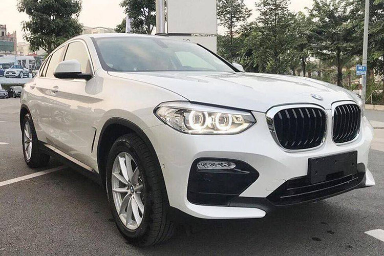 Ngoài ra, xe cũng được trang bị bộ mâm 5 chấu kép, kích thước 19 inch. Ở thế hệ mới, BMW X4 có bộ cản trước và sau hầm hố hơn rất nhiều, dù chưa phải gói thể thao M Sport hay M Sport X. Bên cạnh đó, hiệu quả khí động học được cải tiến rõ rệt với hệ số cản đạt mức Cd=0,30.