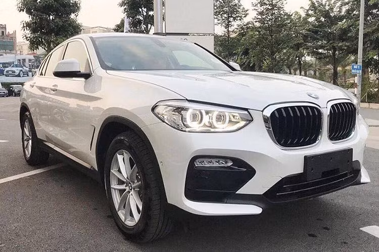 Ngoài ra, xe cũng được trang bị bộ mâm 5 chấu kép, kích thước 19 inch. Ở thế hệ mới, BMW X4 có bộ cản trước và sau hầm hố hơn rất nhiều, dù chưa phải gói thể thao M Sport hay M Sport X. Bên cạnh đó, hiệu quả khí động học được cải tiến rõ rệt với hệ số cản đạt mức Cd=0,30.
