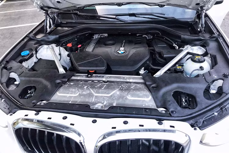 Mẫu xe SUV BMW X4 2019 tại Việt Nam dự tính sẽ sở hữu khối động cơ xe có dung tích 2 lít, cho công suất 184 mã lực và mô-men xoắn 290 Nm, kết hợp số tự động 8 cấp và hệ dẫn động 4 bánh toàn thời gian xDrive.