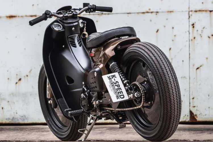 Mới đây, sự tròn trịa và uyển chuyển của Super Cub đã được xưởng độ K-Speed tại Thái Lan "biến hóa" một cách hết sức quyến rũ trong bản độ sử dụng tông màu trầm mặc và ấm áp nhưng vẫn giữ được "hồn Cub".