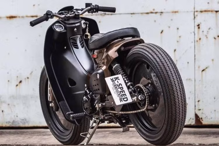 Mới đây, sự tròn trịa và uyển chuyển của Super Cub đã được xưởng độ K-Speed tại Thái Lan "biến hóa" một cách hết sức quyến rũ trong bản độ sử dụng tông màu trầm mặc và ấm áp nhưng vẫn giữ được "hồn Cub".