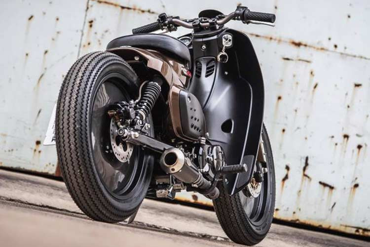 Bản độ được trang bị yên solo, đi kèm với vị trí bắt biển độc đáo bên hông xe như những chiếc xe Cruiser hay Bobber độ. 