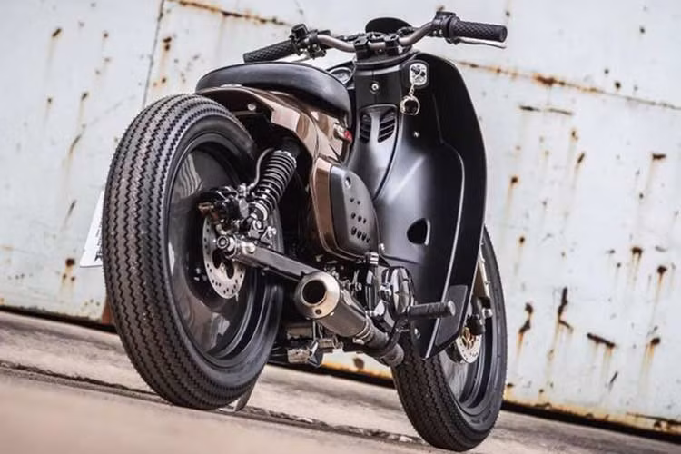 Bản độ được trang bị yên solo, đi kèm với vị trí bắt biển độc đáo bên hông xe như những chiếc xe Cruiser hay Bobber độ. 