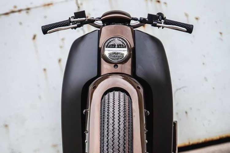 Ở dàn đầu, nổi bật nhất chính là cặp lốp Firestone gai zic zac thường được sử dụng trong các bản độ xe cổ điển. Chính giữa, một đèn pha dạng LED được phân tầng được đặt ngay ngắn và rất hợp lý, gọn gàng.