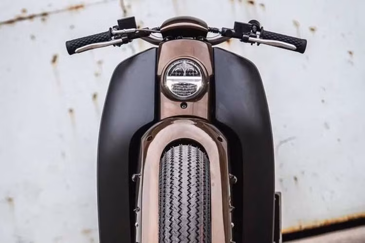 Ở dàn đầu, nổi bật nhất chính là cặp lốp Firestone gai zic zac thường được sử dụng trong các bản độ xe cổ điển. Chính giữa, một đèn pha dạng LED được phân tầng được đặt ngay ngắn và rất hợp lý, gọn gàng.