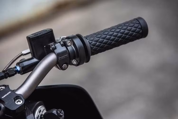 Chính giữa khu vực chảng ba của xe được thiết kế nút gạt để điều chỉnh đèn rất đơn giản mà tinh tế, tạo điểm nhấn cho khu vực này.