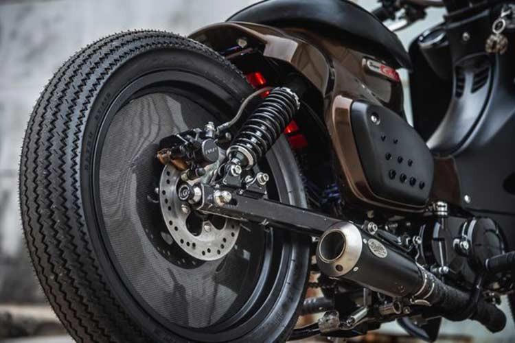 Bộ phanh đĩa Nissin được trang bị cho bản độ đi cùng với cặp mâm đúc được ốp kín kiểu Carbon làm chiếc xe trở nên rất khỏe khoắn và độc đáo. Xe được trang bị cho ống xả độ dạng lon ngắn để tăng phần uy lực cho chiếc xe, khiến nó trẻ trung và mạnh mẽ hơn.