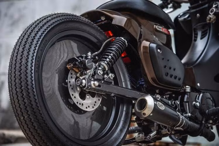 Bộ phanh đĩa Nissin được trang bị cho bản độ đi cùng với cặp mâm đúc được ốp kín kiểu Carbon làm chiếc xe trở nên rất khỏe khoắn và độc đáo. Xe được trang bị cho ống xả độ dạng lon ngắn để tăng phần uy lực cho chiếc xe, khiến nó trẻ trung và mạnh mẽ hơn.
