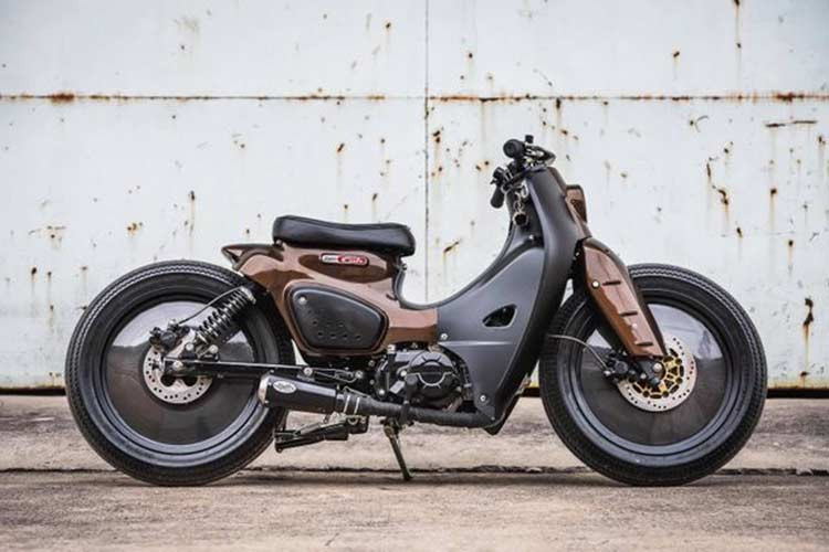 Đây là một trong những bản độ thành công nhất từ K-Speed Thái Lan khi đã biến chiếc xe nhỏ gọn, điệu đà Honda Super Cub độ thành một "chiến binh" thực thụ với bộ màu "lì lợm" và trầm lắng.