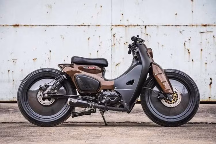 Đây là một trong những bản độ thành công nhất từ K-Speed Thái Lan khi đã biến chiếc xe nhỏ gọn, điệu đà Honda Super Cub độ thành một "chiến binh" thực thụ với bộ màu "lì lợm" và trầm lắng.