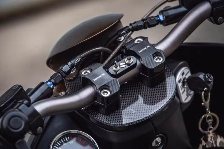 Toàn bộ phần đầu xe được tháo bỏ, sử dụng cùm ghi đông cũng như gù bắt độ bản lớn phi 28mm hay còn được gọi là Fat-bar cho dàn đầu sự khỏe khoắn và chắc chắn hơn. Tay nắm của chiếc Super Cub độ Street Tracker cũng được sử dụng tay độ hình quả trám cổ điển hợp dáng.