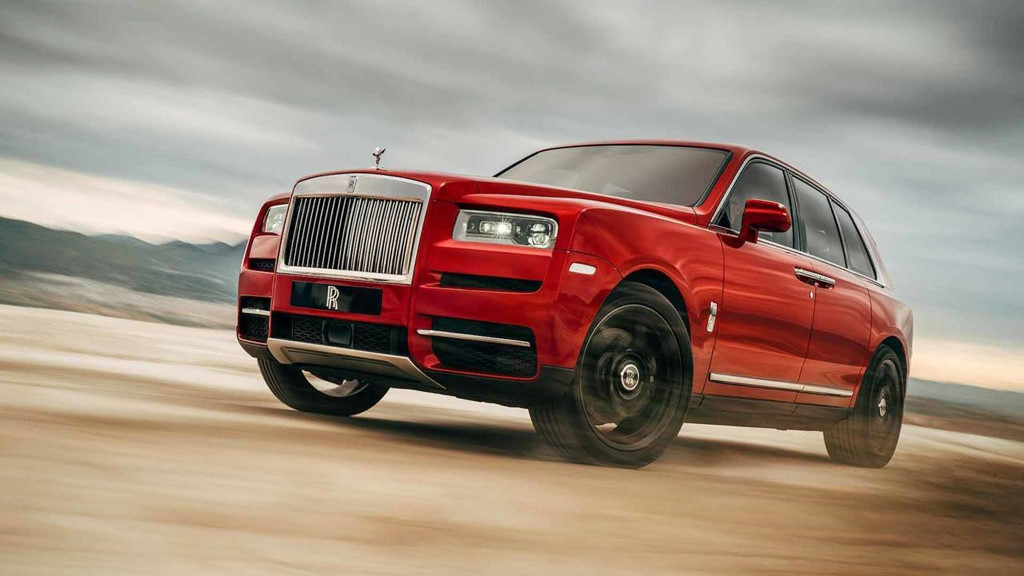 5. Rolls-Royce Cullinan - 325.000 USD: Cullinan là thành viên mới nhất tham gia vào cuộc đua SUV hạng sang. Không gian nội thất sang trọng với 2 tùy chọn chỗ ngồi ở hàng ghế sau. Xe còn được trang bị chỗ ngồi khá đặc biệt ở phần cốp. Sức mạnh của xe đến từ động cơ V12 biturbo quen thuộc, dung tích 6.75 lít, công suất 563 mã lực, mô-men xoắn 850 Nm cho Cullinan thoải mái chạy trên mọi loại địa hình.