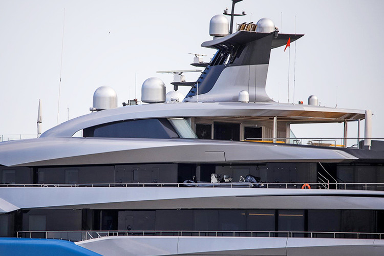 Không có nhiều hình ảnh bên trong của Aviva được hé lộ, song một chi tiết cũng cực kỳ độc đáo là có một sân tennis dài 20m, rộng 10m và cao tới 6,65m – một không gian rất khó tìm thấy ở bất kỳ du thuyền nào khác. Ngoài ra, với siêu du thuyền như Aviva, chủ nhân có thể lắp đặt mọi thứ trang bị tiện nghi theo ý muốn.