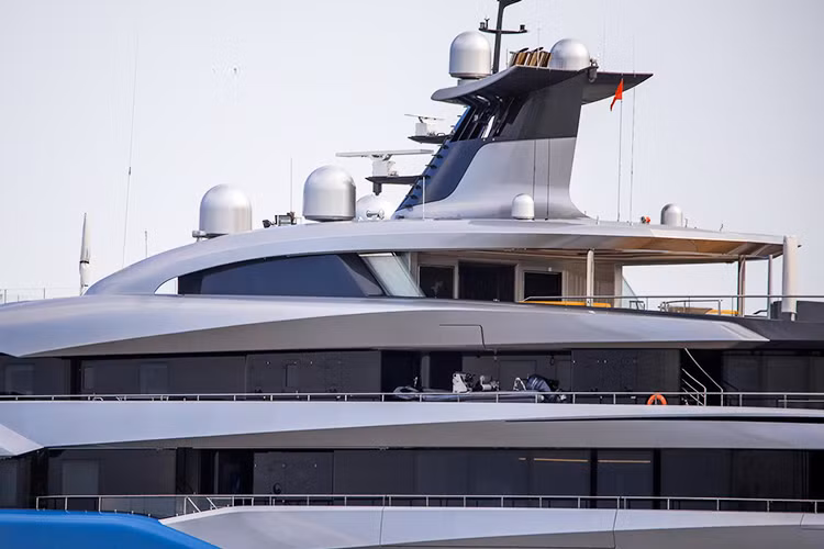 Không có nhiều hình ảnh bên trong của Aviva được hé lộ, song một chi tiết cũng cực kỳ độc đáo là có một sân tennis dài 20m, rộng 10m và cao tới 6,65m – một không gian rất khó tìm thấy ở bất kỳ du thuyền nào khác. Ngoài ra, với siêu du thuyền như Aviva, chủ nhân có thể lắp đặt mọi thứ trang bị tiện nghi theo ý muốn.