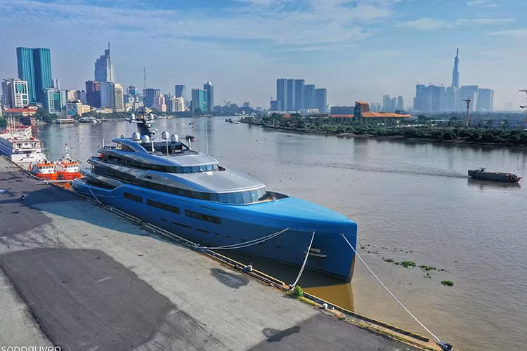 Những ngày gần đây, hình ảnh siêu du thuyền Aviva neo đậu tại cảng Sài Gòn thu hút sự quan tâm của người dân TP HCM. Được biết, đây là du thuyền của một đoàn khách du lịch Anh đến TP HCM từ ngày 30/4.