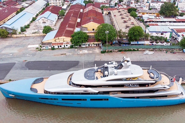 Nó được hãng đóng tàu Abeking &amp; Rasmussen đóng tại nhà máy ở thành phố cảng Bremen bên bờ sông Weser, Tây Bắc nước Đức, tuy nhiên Aviva lại được thiết kế bởi Reymond Langton – một studio nổi tiếng của Anh quốc chuyên về thiết kế du thuyền.