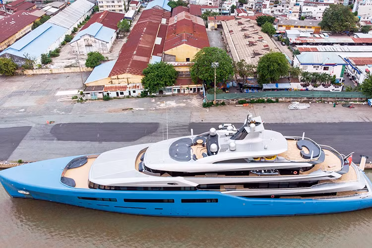 Nó được hãng đóng tàu Abeking &amp; Rasmussen đóng tại nhà máy ở thành phố cảng Bremen bên bờ sông Weser, Tây Bắc nước Đức, tuy nhiên Aviva lại được thiết kế bởi Reymond Langton – một studio nổi tiếng của Anh quốc chuyên về thiết kế du thuyền.