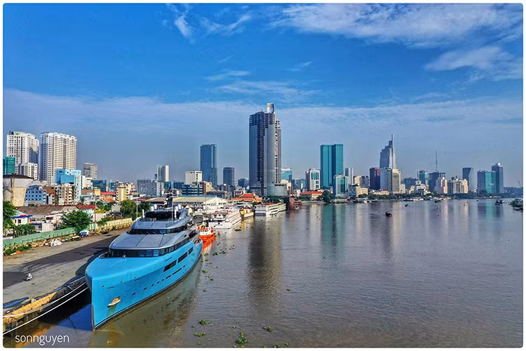 Theo tìm hiểu, siêu du thuyền này sở hữu chiều dài tới 98,4 mét và giá trị được cho là 150 triệu USD. Hạ thủy vào tháng 01/2017, Aviva được chế tạo cho tỷ phú người Anh nổi tiếng Joe Lewis hiện đã 82 tuổi.