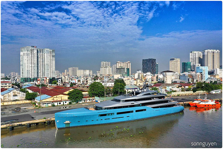 Tuy nhiên một đặc điểm độc đáo là Aviva có hệ động lực hybrid, tức bao gồm cả động cơ điện (không được công bố chi tiết) và cho phép siêu du thuyền này có thể vận hành ở chế độ chỉ dùng động cơ điện với tốc độ tới 11 hải lý/giờ (20,4km/h), đem lại sự tiện nghi êm ái, tĩnh lặng và thân thiện môi trường.