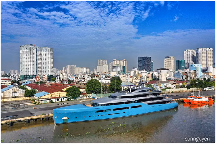 Tuy nhiên một đặc điểm độc đáo là Aviva có hệ động lực hybrid, tức bao gồm cả động cơ điện (không được công bố chi tiết) và cho phép siêu du thuyền này có thể vận hành ở chế độ chỉ dùng động cơ điện với tốc độ tới 11 hải lý/giờ (20,4km/h), đem lại sự tiện nghi êm ái, tĩnh lặng và thân thiện môi trường.