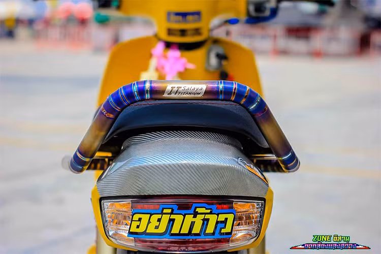 Trên chiếc Super Cub 110 độ khủng này, nó cũng được tân trang với những món đồ chơi kiểng nhằm tăng thêm độ thẩm mỹ và phong cách cho xe như; tay lái, các chi tiết bọc carbon màu, hệ thống ốp đèn, xi nhan... đặc biệt là một số chi tiết bằng kim loại được độ kiểng titan đẹp mắt.