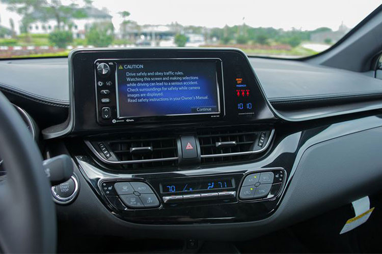 Toyota C-HR gắn động cơ 2.0L, 4 xy-lanh thẳng hàng, cho công suất 144 mã lực ở vòng tua máy 6.100 vòng/phút, mô-men xoắn cực đại 188 Nm tại 3.900 vòng/phút. Sức mạnh truyền xuống bánh trước qua hộp số vô cấp CVT. Toyota cho biết, hãng đã cải tiến puli và đai truyền bên trong hộp số nhằm cải thiện tốc độ, độ ồn và khả năng tiết kiệm nhiên liệu.