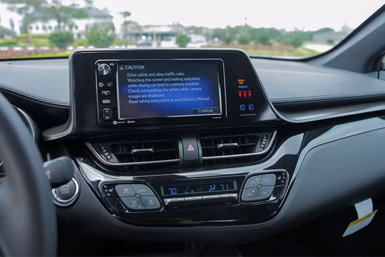 Toyota C-HR gắn động cơ 2.0L, 4 xy-lanh thẳng hàng, cho công suất 144 mã lực ở vòng tua máy 6.100 vòng/phút, mô-men xoắn cực đại 188 Nm tại 3.900 vòng/phút. Sức mạnh truyền xuống bánh trước qua hộp số vô cấp CVT. Toyota cho biết, hãng đã cải tiến puli và đai truyền bên trong hộp số nhằm cải thiện tốc độ, độ ồn và khả năng tiết kiệm nhiên liệu.