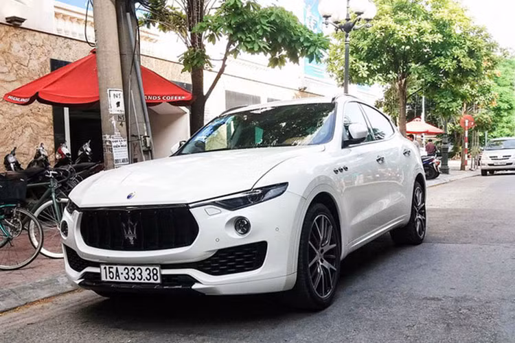 Số lượng những chiếc xe sang Maserati Levante S xuất hiện tại Việt Nam rất hiếm, cũng chính vì thế một tay chơi Hải Phòng đã quyết định lựa chọn phiên bản thể thao cuả dòng SUV hạng sang này để thể hiện đẳng cấp chơi xe của mình so với các tay chơi còn lại.