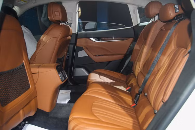 Xe được trang bị cửa sổ trời panorama, màn hình 8,4 inch cảm ứng, âm thanh 8 loa... Nếu muốn chiếc xe sang trọng, tiện nghi và phong cách hơn, khách hàng có thể lựa chọn giữa 3 gói trang bị là Zegna Edition, Luxury và Sport. Xe có hệ thống treo trước dạng wishbone kép, treo sau liên kết 5 điểm và giảm xóc khí điều chỉnh 5 mức khoảng sáng gầm và 6 chế độ.