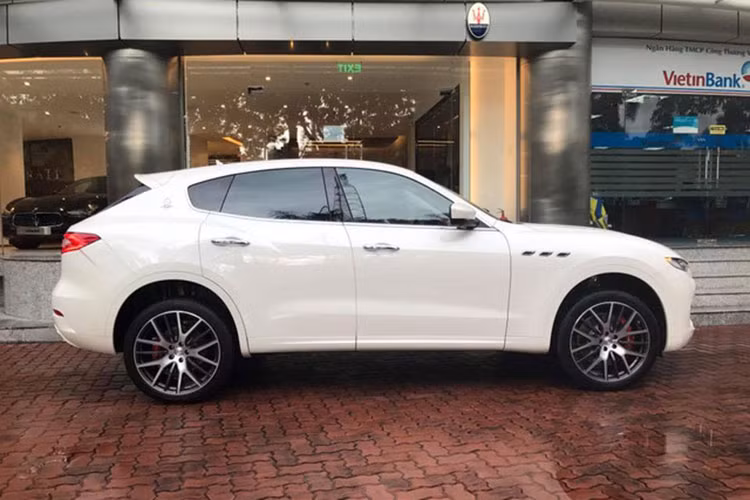 Chưa dừng lại đó, chiếc Maserati Levante S của tay chơi đến từ thành phố hoa phượng đỏ còn gây choáng với nhiều người chơi xe khi đeo biển kiểm soát "tứ quý" 3 đẹp mắt. Có thể thấy, quan niệm xe sang đi cùng biển đẹp chưa bao giờ hết "hot" đối với các tay chơi xe tại Việt Nam hiện nay.
