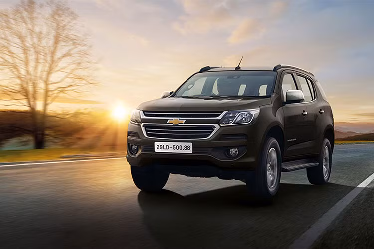 Được biết, mẫu xe thể thao đa dụng (SUV) sang trọng và lịch lãm của Mỹ này sẽ chính thức được bán ra tại Việt Nam vào tuần đầu tiên tháng 5 với 2 phiên bản 2.8 LTZ AT 4x4 và 2.5 LT MT 4x2. Hai phiên bản nữa gồm 2.5 VGT LT AT 4x2 và 2.5 VGT LTZ AT 4x4 sẽ tiếp tục được bổ sung vào danh mục mẫu xe này trong tháng 6.