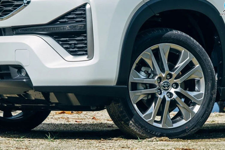 Cụ thể, mẫu xe Toyota Innova thế hệ mới dài 4.755 mm, tăng 20mm, rộng 1.850 mm, thêm 20mm, chiều cao giữ nguyên mức 1.795mm, khoảng sáng gầm 185mm và chiều dài cơ sở tăng 100mm đạt 2.850mm.