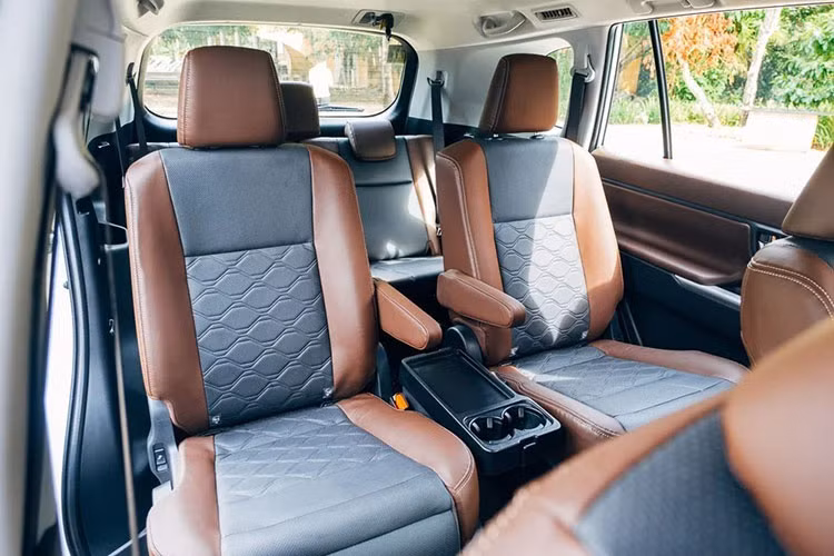 Các trang bị an toàn trên Toyota Innova 2024 gồm có 6 túi khí và gói Toyota Safety Sense 3.0. Gói này bao gồm những tính năng như phanh khẩn cấp tự động Pre-Collision System, hệ thống kiểm soát hành trình thích ứng, đèn pha tự động, cảnh báo lệch làn đường, hỗ trợ bám làn đường và hỗ trợ nhận biết biển báo giao thông.