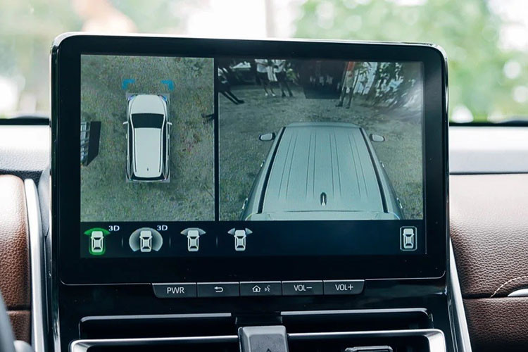 Ở khu vực mặt táp lô, Innova thế hệ mới có màn hình giải trí kích thước 10,1 inch đặt nổi, hỗ trợ Apple CarPlay/Android Auto không dây và hệ thống âm thanh 6 loa. Bên cạnh đó, xe còn được trang bị hệ thống phanh tay điện tử &amp; giữ phanh tự động. 