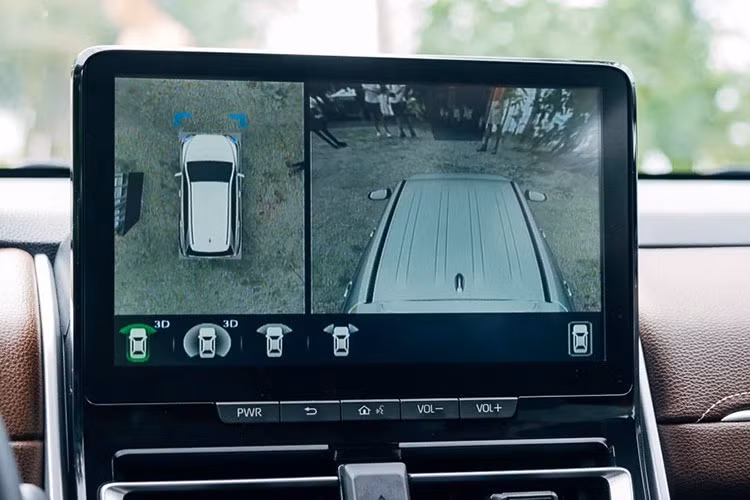 Ở khu vực mặt táp lô, Innova thế hệ mới có màn hình giải trí kích thước 10,1 inch đặt nổi, hỗ trợ Apple CarPlay/Android Auto không dây và hệ thống âm thanh 6 loa. Bên cạnh đó, xe còn được trang bị hệ thống phanh tay điện tử &amp; giữ phanh tự động. 