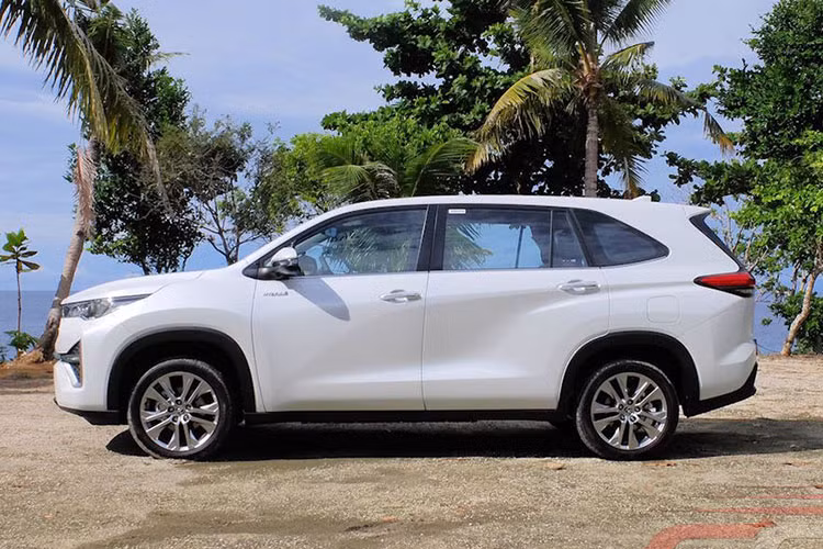 So với thế hệ tiền nhiệm, mẫu xe MPV Toyota Innova 2024 có một số nâng cấp đáng chú ý như cửa sổ trời, phanh tay điện tử tích hợp giữ phanh tự động, hệ thống an toàn Toyota Safety Sense, động cơ và hộp số mới. Giá xe Toyota Innova 2024 dự kiến từ phía đại lý sẽ rơi vào khoảng 900 triệu đến 1,1 tỷ đồng.