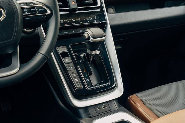 Không chỉ vậy, xe còn có hệ thống cảnh báo điểm mù, cảnh báo phương tiện cắt ngang khi lùi, camera 360 độ, cảnh báo áp suất lốp, 8 cảm biến hỗ trợ đỗ xe chia đều trước/sau và camera hành trình. Về trang bị vận hành, Toyota Innova bản hybrid được trang bị hệ truyền động bao gồm máy xăng 4 xi-lanh, hút khí tự nhiên.