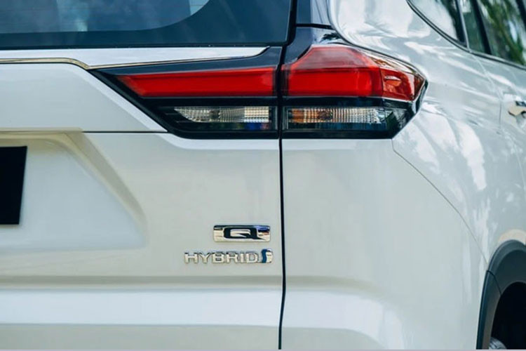 Ngoại hình của Toyota Innova 2024 gây ấn tượng với thiết kế MPV lai SUV. Phần đầu xe được trang bị lưới tản nhiệt hình lục giác, đi kèm mắt lưới hình tổ ong có viền mạ crôm, nối liền với cụm đèn pha nằm ngang ở hai bên được thiết kế khá góc cạnh.