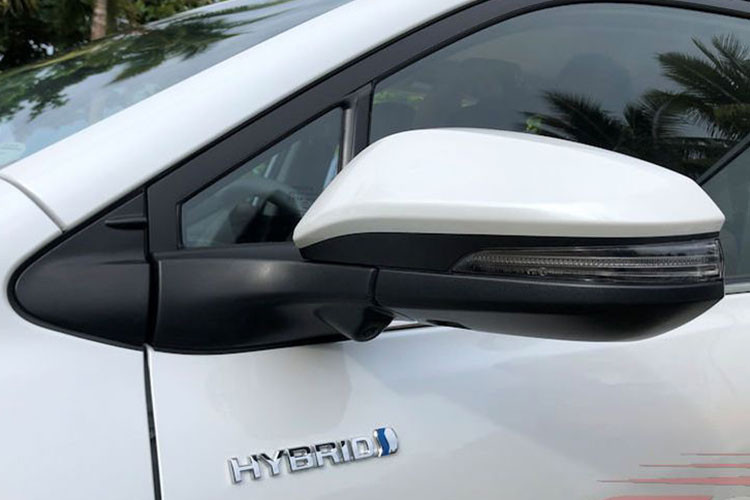 Nằm dưới lưới tản nhiệt là khe gió hẹp với hốc hình tứ giác khá lớn ở hai bên, trang trí bằng nẹp màu bạc. Tiếp theo đó là cản trước mới với hốc gió trung tâm hình chữ nhật và 2 đèn sương mù nhỏ nằm hai bên hốc gió trung tâm. Đằng sau xe xuất hiện cụm đèn hậu LED kết hợp Halogen với thiết kế nằm ngang gọn gàng. Mâm xe dạng 5 chấu kép, kích thước 17 hoặc 18 inch tùy từng phiên bản.